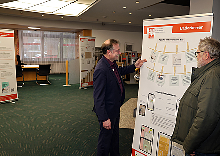 Ludger Wehren (links) im Gespräch mit einem Kunden der Sparkassen-Geschäftsstelle am Europaplatz über die Möglichkeiten, das eigene Zuhause barrierefrei umzubauen.
