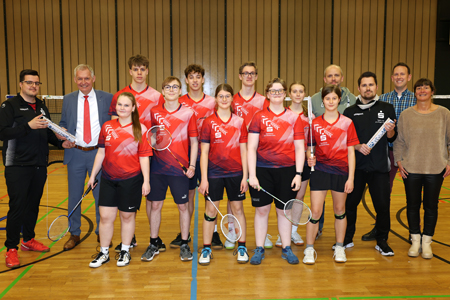 David Paschmann (l.). zeigt Sparkassenvorstand Bernd Zibell eine Dose mit zwölf Naturfederbällen. Deren Verbrauch ist beim Badminton, dem schnellsten Sport der Welt, recht hoch. Verständlicherweise freut sich die Abteilungsleitung der Sportgemeinschaft Neukirchen-Vluyn samt Trainer und Jugendmannschaft über die 1.000-Euro-Spende der Stiftung Niederrheinischer Bürger. Rechts im Bild: Julia Pricken, Matthias Schröder, Jonathan Brammen und Jens Gottfried.