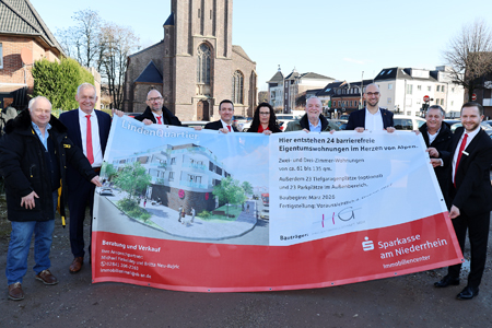 Stellten das Bauprojekt ‚Lindenquartier‘ in Alpen vor.  Nis Lindschau (4.v.r), Geschäftsführer der HG Projektgesellschaft, rechts daneben: Bürgermeister Ludger Staymann. Ganz links: Andreas Gödecke, Prokurist der HG Projektgesellschaft, und rechts neben ihm Sparkassenvorstand Bernd Zibell. Nach rechts: Peter Lenk, Tim Rütters und Britta Neu-Bajric (alle Sparkasse) und ganz rechts Timm Ernicke, der Leiter der Immobilienabteilung der Sparkasse, links neben ihm: Thomas Janßen von der Gemeinde Alpen.