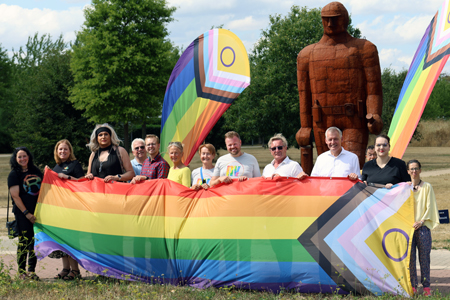 Organisatoren und Unterstützer stellten das Programm des 5. Neukirchen-Vluyner CSD vor. Die Parade startet am Samstag, 29. August, um 14 Uhr an der Bergmann-Skulptur.