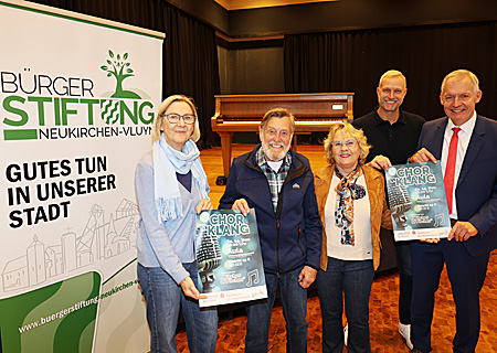 Der Vorverkauf für das Chorklang-Konzert am Samstag, 14. November, um 18 Uhr in der Aula des Julius-Stursberg-Gymnasiums Neukirchen hat begonnen. Stellten das Programm vor (v.l.n.r.): Karin Vermöhlen, Kurt Best, Marita Grundler, Timo Jogsch von der Bürgerstiftung sowie Sparkassenvorstand Bernd Zibell.