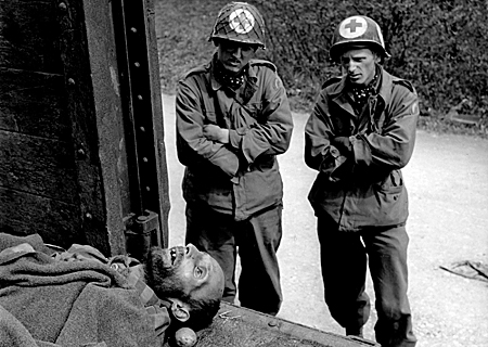 US-Soldaten untersuchen einen mit toten Häftlingen beladenen Güterwagen, Dachau, Deutschland 1945, von Lee Miller. © Lee Miller Archives, England 2026. Alle Rechte vorbehalten. leemiller.co.uk
