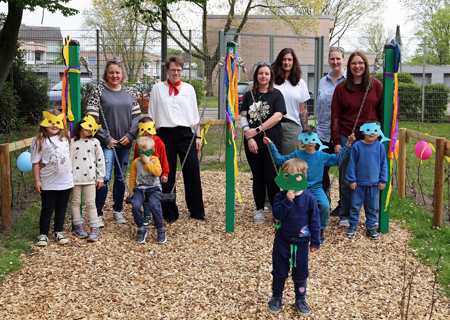 Einweihung mit vielen strahlenden Gesichtern (v. l.): Kita-Leitung Melanie Blumenkamp und Christina Bauer (Sparkasse am Niederrhein) präsentieren die neue Doppelschaukel (Foto: pst).