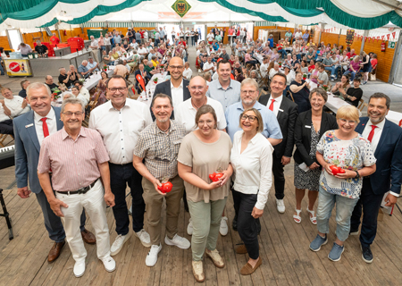 250 Gäste des Alpener Ehrenamtsforums erlebten im Schützenzelt informative und unterhaltsame Gespräche mit Ehrenamtlern. Bürgermeister Ludger Staymann, der stellvertretende Landrat Günter Helbig und der Verwaltungsratsvorsitzende der Sparkasse, Frank Berger, gratulierten mit den Vorständen Bernd Zibell (ganz links) und Giovanni Malaponti (ganz rechts) den Gewinnern der viermal 250 Euro Sonderspenden.