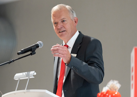 Sparkassenvorstand Bernd Zibell freut sich auf das Ehrenamtsforum am 27. Mai im Schützenzelt auf der Festwiese ‚Eicken Bongart‘ in Alpen: „Die Vereinsvertreter dürfen sich auch diesmal wieder auf gute Unterhaltung, Berichte aus erster Hand und eine spannende Verlosung von Extraspenden freuen.“
