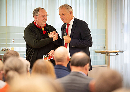Erneut erwartet die Sparkasse über 200 Vereinsvertreter zum Ehrenamtsforum in der Poststraße, hier ein Foto aus dem vergangenen Jahr, das Sparkassenvorstand Bernd Zibell (rechts) im Interview mit Thomas Stralka vom Heimat- und Verkehrsverein zeigt.