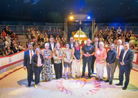 170 Gäste des Sonsbecker Ehrenamtsforums erlebten im Zirkuszelt der Gemeinschaftsgrundschule einen unterhaltsamen und informativen Abend. Sparkassenvorstand Bernd Zibell (2.v.r.) sprach mit Vereinsvorständen über deren aktuelle und zukünftige Projekte. Die Verlosung von insgesamt fünf 250-Euro-Extraspenden übernahmen Geschäftsstellenleiter Markus Hans (5.v.r.) und Schulleiter Matthias Kamps (3.v.r.). Sparkassenchef Giovanni Malaponti (links), Bürgermeisterin Nadine Bogedain (daneben) und Verwaltungsratsvorsitzender Frank Berger (7.v.l.) gratulierten herzlich. MdL René Schneider (4.v.l.) und der stellvertretende Landrat Dr. Peter Paic (rechts) schlossen sich den Glückwünschen gerne an.