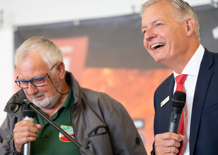 Sparkassenvorstand Bernd Zibell freut sich auf das Ehrenamtsforum am 8. Juli im Zirkuszelt der Johann-Hinrich-Wichern-Grundschule in Sonsbeck: „Die Gäste dürfen sich auf artistische Unterhaltung, Berichte aus erster Hand und eine spannende Verlosung von Extraspenden freuen.“ Hier ein Bild aus dem vergangenen Jahr, da sprach Bernd Zibell im Vereinstalk mit Matthias Theunissen von der DJK Labbeck-Uedemerbruch.