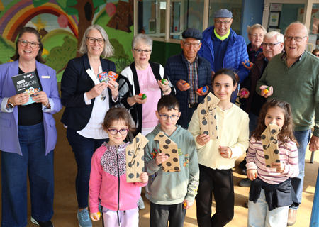 Agnes (v.l.n.r.), Lorenzo, Elif und Alissa gewannen beim Eierpecken auf dem Schulhof der St.-Peter-Grundschule je einen Buchgutschein. Alexandra de Lattré (dahinter v.l.n.r.) und Andrea Kabs-Schlusen von der Sparkasse am Niederrhein hatten aber auch ganz viele Trostpreise mitgebracht. Käthi Spolders, Bernd Dormann, Heinz Becker, Hannelene Potjans, Wolfgang Meschnig und Rolf Kuhlmann vom Rhinberkse Sprookverein sorgten wieder einmal für den reibungslosen Ablauf des beliebten Eier-Titsch-Wettbewerbs.