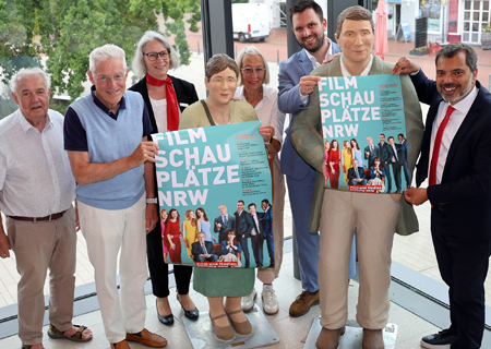Freuen sich auf ganz großes Kino am Sonntag, 23. August, in Rheinberg (v.l.): Hans-Theo Mennicken und Norbert Nienhaus vom Trägerverein Altes Rathaus, Geschäftsstellenleiterin Andrea Kabs-Schlusen, Anna Fantl von der NRW-Filmstiftung, Bürgermeister Philipp Richter und Sparkassenchef Giovanni Malaponti.