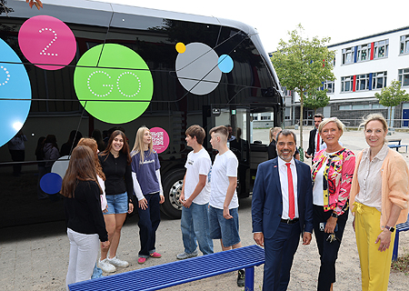 Der FLIP2Go-Bus machte Station an der Hermann-Runge-Gesamtschule. Insgesamt 120 Schülerinnen und Schüler machten in ihm spannende Ausflüge in die Finanzwelt. Giovanni Malaponti, Gerhild Brinkmann und Barbara Müller (v.l.n.r.) sind überzeugt von diesem aus Österreich stammenden Konzept, Jugendlichen auf spielerische Weise finanzielle Bildung zu vermitteln.