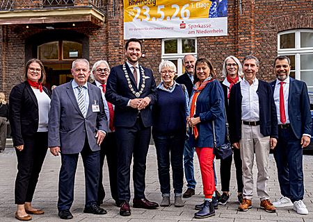 Am Rande der Eröffnung des Alten Rathauses bedankten sich Bürgermeister Philipp Richter und der langjährige Bürgermeister Hans-Theo Mennicken (4. und 2.v.l) für das ehrenamtliche Engagement rund um die Partnerschaft mit Montreuil-sur-Mer. Schriftführerin Bärbel Bechstein-Schmitz (5.v.l.) und (nach rechts) Dr. Stefan Feltes, Gabi Krekeler, die stellvertretende Vorsitzende, sowie Schatzmeister Franz-Josef Stiel berichteten von den nächsten Plänen. Ganz rechts: Giovanni Malaponti, Vorstandsvorsitzender der Sparkasse am Niederrhein.