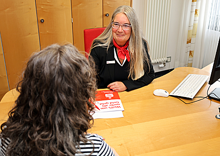 Marion Tenbücken berät seit über 43 Jahren Kundinnen und Kunden in der Sparkasse.