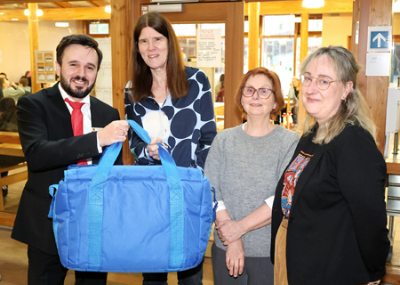 Die Fünft- und Sechstklässler der Justus-von-Liebig-Schule bekommen zweimal pro Woche in der Mensa ein kostenloses Büffet-Frühstück. Das Projekt wurde vom Förderverein der Hauptschule ins Leben gerufen, weil jedes dritte Kind mit leerem Magen zum Unterricht kommt. Das erfuhr Geschäftsstellenleiter Dawid Sojka (v.l.n.r.) von der Rektorin Claudia Corell sowie den Förderfachkräften Andrea Preuß und Ina Haefs. Von der 1.000-Euro-Spende der Sparkasse konnte der Förderverein unter anderem professionelle Kühltaschen und Akkus kaufen, damit gespendete Lebensmittel vorschriftsmäßig transportiert werden können.