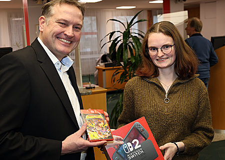 Ludger Wehren (links), Leiter der Sparkassen-Geschäftsstelle am Europaplatz, übergab Madita Schürmann ihre Switch, die sie bei Online-Adventskalender der Sparkasse am Niederrhein gewonnen hatte.