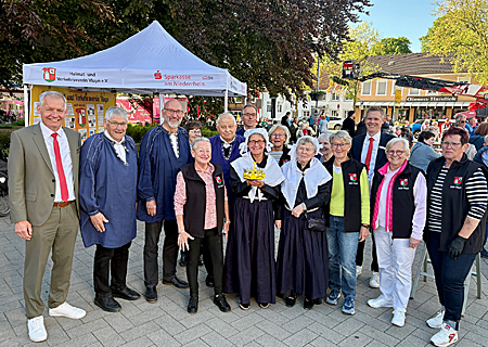 Übergabe des neuen Pavillons an den Heimat- und Verkehrsverein Vluyn, ganz links: Sparkassenvorstand Bernd Zibell, 3.v. rechts: Björn Bremeyer. Für den HVV-Vorstand bedankten sich Elke Wimmer (4.v.r.) und Hermann Düsterbeck (3.v.l.).