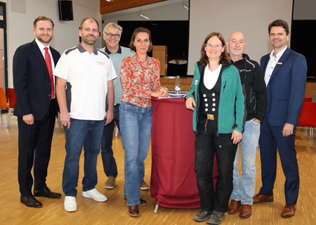 In der Mensa des Stiftsgymnasiums informierten die Klimaagentur Rhein-Ruhr, regionale Handwerksbetriebe sowie Sparkasse und Volksbank über Fördermöglichkeiten, Finanzierung und Kosten energetischer Sanierungen. Von links: Timm Ernicke, Simon Schlicht, Dr. Jens Watenphul, Lisa Heider, Coletta und Thomas Giltz sowie Severin Winnekens.