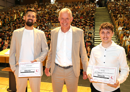 Vorstand Bernd Zibell (Mitte) verlieh vor rund 550 Gästen im Audimax der Universität Duisburg-Essen die Innovationspreise Ingenieurwissenschaften der Sparkasse am Niederrhein an Dr. Marcel Biebl (l.) und Timo Matt (r.). Die Preise sind mit 2.500 Euro und 1.500 Euro dotiert.