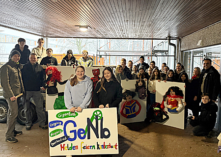 Besuch bei den Wagenbauern der Gesamtschule Niederberg. Ganz rechts: Schulleiter Dr. Kuzu Mutlu und Katrin Steffans von der Sparkasse. Ganz links: Dirk Halfmann, Präsident der KG Blau-Weiße Funken. In der Mitte (hinten): Kunstlehrerin Svenja Lepping-Heiliger.