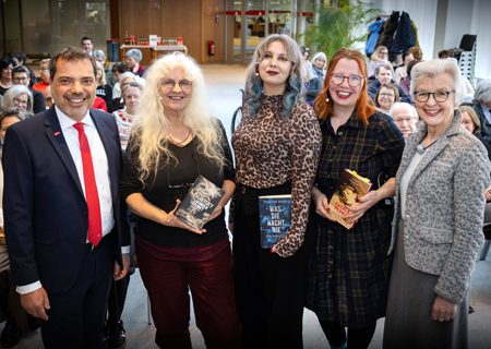 Zum Abschluss des 9. Moerser Krimifestivals begrüßte Giovanni Malaponti (v.l.n.r.) Else Laudan, Justine Pust, Noemi Harnickell und Dr. Rita Mielke.