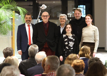 Sparkassenchef Giovanni Malaponti (v.l.n.r.) begrüßte zum Auftakt des 9. Moerser Krimifestivals den zum dritten Mal mit dem Deutschen Krimipreis ausgezeichneten Autor Andreas Pflüger, die neue Festivalkuratorin Dr. Rita Mielke, Julia Neunzig (Bibliothek), Moderator Ulrich Noller und Anke Lüdeking (Moerser Literaturgesellschaft). 120 Krimifans waren in die Kundenhalle der Sparkasse am Niederrhein gekommen.