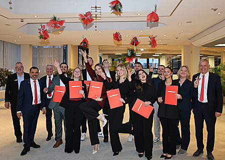 DBei der feierlichen Lossprechung der Sparkasse am Niederrhein flogen die Blumensträuße. Vorstandsvorsitzender Giovanni Malaponti (2.v.l.) überreichte den elf ehemaligen Auszubildenden zuvor ihre Zeugnisse und Arbeitsverträge. Sein Vorstandskollege Bernd Zibell (ganz rechts), Personalchef Jürgen Renner (3.v.l.), Ausbilderin Sabine Lucas (2.v.r.) und Personalrat Holger Klucken (ganz links) gratulierten herzlich.