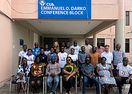 Sparkassen-Mitarbeiter Luca Deja (2. Reihe, 2.v.r.) arbeitete für sechs Wochen in Ghana mit dem Team des ghanaischen Kreditgenossenschafts-Verbands (CUA) zusammen.