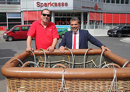 Giovanni Malaponti (r.), der Vorstandsvorsitzende der Sparkasse am Niederrhein, gratuliert Volker Kuinke zur Gasballonfahrt bis nach Schweden.