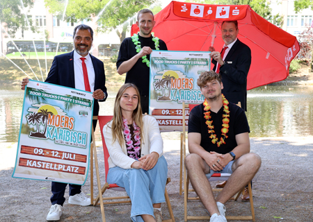 Stellten das Programm von „Moers Karibisch“ vor (v.l.n.r.): Sparkassenchef Giovanni Malaponti, Sandy Endepohls und Paul Rode vom Autohaus Fett & Wirtz, Patrick Borkowski (Just Festivals) und Thomas Münker. Das Street-Food & Beach-Festival beginnt am Donnerstag, 9. Juli, um 16 Uhr und endet Sonntagabend.