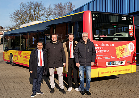 Die Buswerbung wurde mit freundlicher Unterstützung der Sparkasse am Niederrhein, der ISG und des Mode + Sport-Centers Braun umgesetzt. Auf dem Bild (v. l. n. r.): Giovanni Malaponti von der Sparkasse am Niederrhein, Michael Kersting von Moers Marketing, Stefan Ertelt von der Sparkasse am Niederrhein sowie Achim Reps von der ISG. (Foto: Moers Marketing)