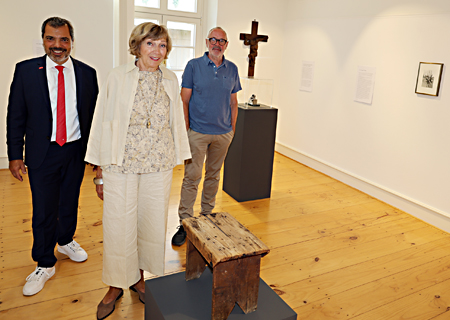 Wünschen der Ausstellung „Moerser Schätze“ im Peschkenhaus viele Besucher (v.l.n.r.): Sparkassen-Chef Giovanni Malaponti sowie Beatrix Langenbeck-Schwich und Helmut Berns vom Kunstverein Peschkenhaus.
