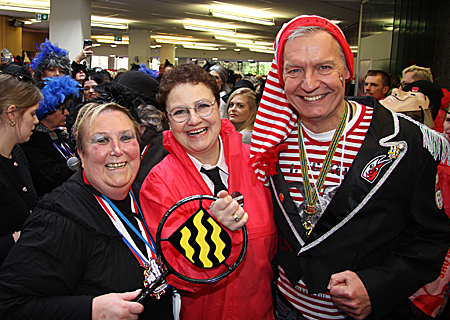 Obermöhne Astrid Fiebich (links), hier mit der stellvertretenden Bürgermeistern Claudia Wilke und Sparkassen-Vorstand Bernd Zibell, ergatterte den Schlüssel der Stadt in der vergangenen Session ausnahmsweise in der Sparkasse an der Poststraße, weil das Rathaus saniert werden musste.