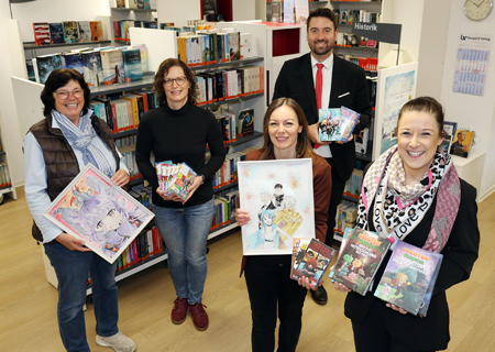 Christel Gembries (vl.n.r.), Nadine Meier und Nicole Militz vom Förderverein sowie Bücherei-Leiterin Sandra Bindl freuen sich über neue Mangas und Comics, die mit der 500-Euro-Spende der Sparkasse am Niederrhein angeschafft werden konnten. Geschäftsstellenleiter Markus Hans (hinten) kommt selbst regelmäßig in die Bücherei.