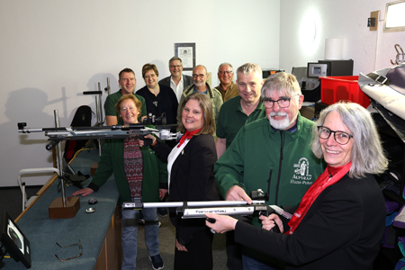 Die St.-Johannes-von-Nepomuk-Schützenbruderschaft Alpsray haben jetzt eine elektronische Schießanlage. Die Sozialstiftung der Sparkasse am Niederrhein unterstützte das Projekt mit einer 3.500-Euro-Spende. Vorne erklärt Hans-Peter Ingenerf der Geschäftsstellenleiterin Andrea-Kabs Schlusen die Funktionsweise eines Infrarotlicht-Gewehres. Am Schießstand dahinter: Sparkassenfrau Alexandra de Lattrè mit Luftgewehr und Heinz-Hermann Görtz. Ganz hinten v.l.n.r.: Marlies Ingenerf, Markus Haustein, Regina Hemmers, Sascha Müller, Marko Waberich und Heinz Hendricks.