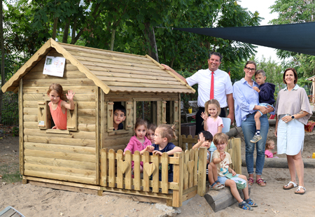 Das neue Spielhaus ist bei allen 86 Kindern der Kita St. Josef sehr beliebt. Von links: Oliver Heger von der Sparkasse am Niederrhein, Lee-Ann Issa vom Förderverein und Erzieherin Yvonne Vaupel.