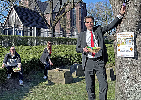 Stefan Ertelt und Lena Kempken vom Sponsor Sparkasse am Niederrhein sowie Mark Bochnig-Mathieu vom Kinder- und Jugendbüro (von rechts) suchen schon einmal passende Verstecke.