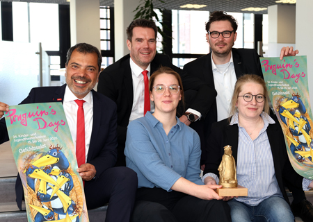 Stellten das Programm der 34. Penguin’s Days vor: Sparkassenchef Giovanni Malaponti, Marketingchef Stefan Ertelt, Emma Kaufmann (Junges STM), Schlosstheater-Intendant Jakob Arnold und Kathrin Leneke (Junges STM).