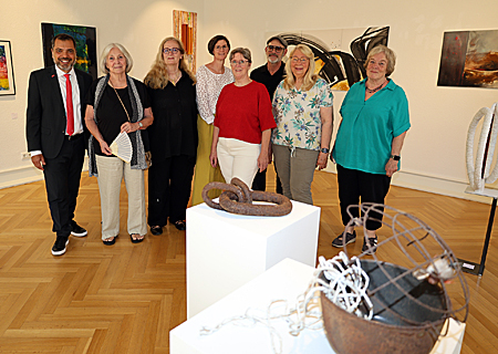 Die Moerser Künstlerinnengruppe TANEDI lud im letzten Jahr ins Peschkenhaus ein, wo sie die Ausstellung „Wenn der Funke überfliegt“ zeigten. Der Künstlerische Leiter André Schweers (3.v.r.) und Giovanni Malaponti von der Sparkasse (ganz links) erfuhren aus erster Hand, was der Titel der Ausstellung verrät.