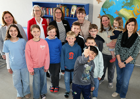 Die St.-Peter-Grundschüler haben eine interessante Klima-Projektwoche hinter sich. Für die finanzielle Unterstützung bedankte sich Schulleiterin Michaela Joost (v.l.n.r.) bei Andrea Kabs-Schlusen und Alexandra de Lattré von der Sparkasse am Niederrhein. Die förderte zudem den Kauf des neuen Bücherschranks, was insbesondere die für die Leseförderung zuständige Inklusionshelferin Marion Bagusat freute. Ein dickes Dankeschön ging auch an die engagierten Eltern des Fördervereins, vertreten von Yvonne Rotter und Nicole Sturzmann.