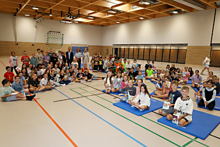 96 Kinder von vier Grundschulen absolvierten die so wichtige Radfahrprüfung mit null Fehlern, von Bürgermeister Dirk Schauenberg und Lena Kempken von der Sparkasse erhielten sie dafür Urkunden und ein Buchgeschenk. Die 1. Hauptkommissarin Sabine Kunst gratulierte allen ebenso herzlich.