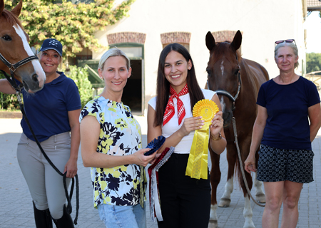 Kassiererin Yvonne Rödingen (mit Samantica), Vereinsvorsitzende Melanie Heitzer, Lilly Berner von der Sparkasse und Sportwartin Helene Krebs (mit Interno) freuen sich auf den Reitertag am Sonntag, 13. September, auf dem Agnetenhof in Holderberg.