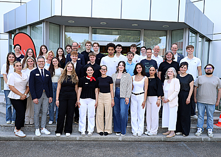 20 Schülerinnen und Schüler des Mercator Berufskollegs und Lehrer berichten von der Gedenkstättenfahrt. Zu Besuch im Casino der Sparkasse am Niederrhein waren zudem knapp 30 interessierte Schülerinnen und Schüler.