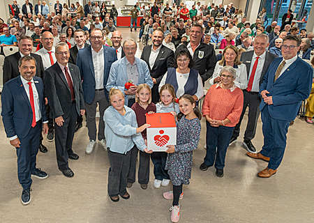Rund 250 Gäste des Ehrenamtsforums der Sparkasse am Niederrhein erlebten in der Mensa der Willi-Fährmann-Gesamtschule in Xanten interessante Interviews mit Ehrenamtlichen sowie die Ziehung von viermal 250-Euro-Extraspenden. Vier Schülerinnen der Hagelkreuzschule waren die Glücksfeen (v.l.n.r.): Romy, Ida, Clara und Mila. Mit Bürgermeister Rafael Zur (Mitte) gratulierten unter anderen der Landtagsabgeordnete René Schneider (ganz rechts), der stellvertretende Landrat Günter Helbig (4. v. l.), Frank Berger, Verwaltungs- und Beiratsvorsitzender der Sparkasse (6. v. l.), sowie die Sparkassenvorstände Giovanni Malaponti (ganz links) und Bernd Zibell (2. v. r.).