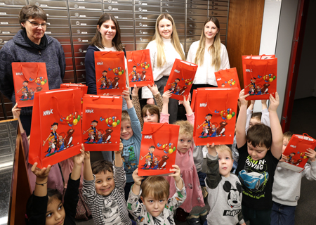 14 Vorschulkinder der Kita St. Ulrich erlebten eine spannende und lehrreiche Schatzsuche in der Alpener Sparkasse. Begleitet wurden die Kids von den Erzieherinnen Ulrike Bernsmann (v.l.n.r.) und Svenja Emmerichs sowie den  Kundenberaterinnen Eileen Rottstegge und Svenja Stülpner.