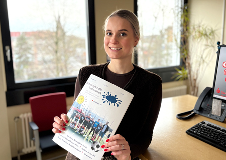 „In den vier Kategorien Grundschule, weiterführende Schulen, Förderschulen sowie Online-Zeitungen suchen wir wieder die besten Schülerzeitungen“, sagt Lena Kempken von der Sparkasse am Niederrhein und blättert in der neuesten Ausgabe des ‚Tintenfleck‘ der Alpener Bönninghardt-Schule.