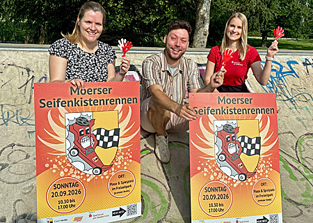 Lena Brandau und Robert Hüttinger vom Kinder- und Jugendbüro und Lena Kempken von der Sparkasse am Niederrhein (v. l.) freuen sich schon jetzt auf das zehnte Seifenkistenrennen. Die Sparkasse unterstützt ein Team finanziell.