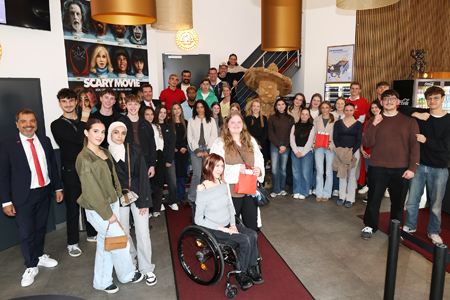 Zur Siegerehrung bei der zwölften Staffel des Videowettbewerbs für Abschlussjahrgänge von weiterführenden Schulen hatte die Sparkasse am Niederrhein ins Kino eingeladen. Beim Wimpernschlag-Finale belegte die Willi-Fährmann-Gesamtschule Platz 1, knapp gefolgt von der Gesamtschule Niederberg und der Marienschule. Die Jurymitglieder hielten Laudationen und Sparkassenchef Giovanni Malaponti überreichte 1.000, 750 und 500 Euro Knete für die Fete.
