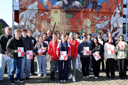 Zur Siegerehrung lud die Sparkasse am Niederrhein die besten Schülerteams beim Planspiel Börse zu einem erlebnisreichen Nachmittag im Movie-Park ein. Inmitten der Reisegruppe steht Amelie Lankhorst vom Mercator-Berufskolleg, die mit ihrem Team ‚ColienundAmelie‘ den mit 500 Euro dotierten Hauptpreis gewann. Es gratulieren herzlich: Vanessa Schmeck (l.) und Lena Kempken (r.).