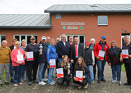 Gruppenfoto mit den Siegern beim Sparkassen-Schießwettbewerb in Xanten. Daniel Janßen, Kundenberater der Geschäftsstelle am Europaplatz (Bildmitte), überreichte zusammen mit Wilhelm Willemsen dem Hauptorganisator des Pokalschießens (links daneben), die Preise.