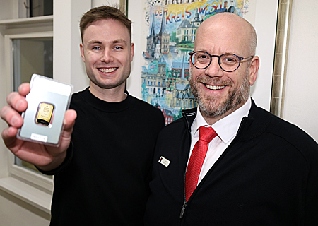 Gerd Heursen (rechts), stellvertretender Leiter unserer Geschäftsstelle am Europaplatz, übergab die Goldmünze an Niklas Bücken, den Gewinner des Silvesterpreisrätsels der Rheinischen Post.